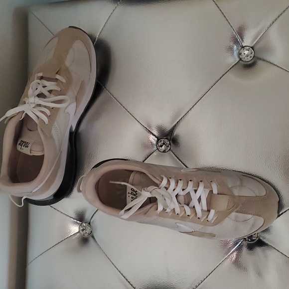 Women's Nike Size 6.5 - Picture 3 of 7